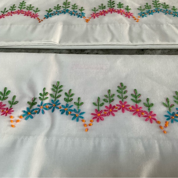 Vintage set of 2 hand embroidered pillowcases flowers 30”x20” - Picture 3 of 7